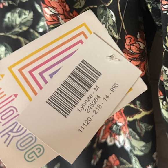 LuLaRoe NEW Lynnae Women's Black Floral Top -M- - Picture 3 of 4